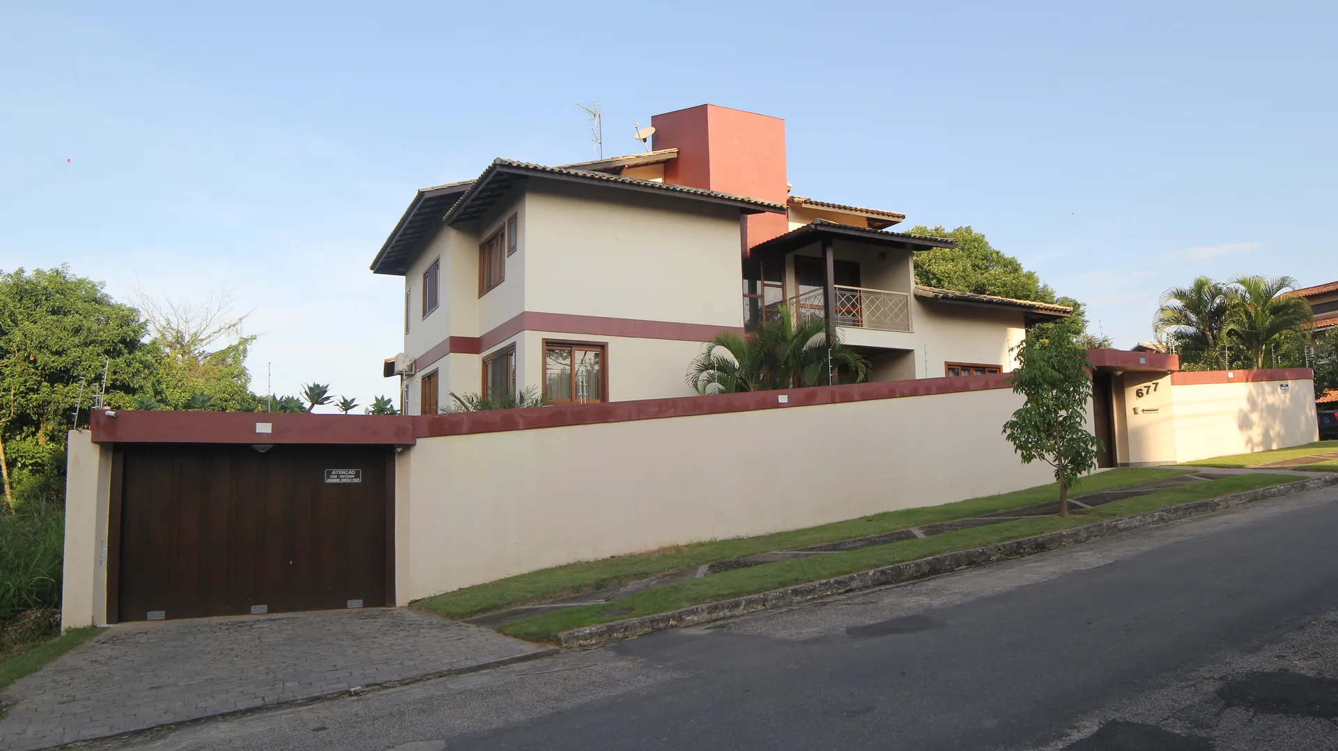 Fachada e Garagem